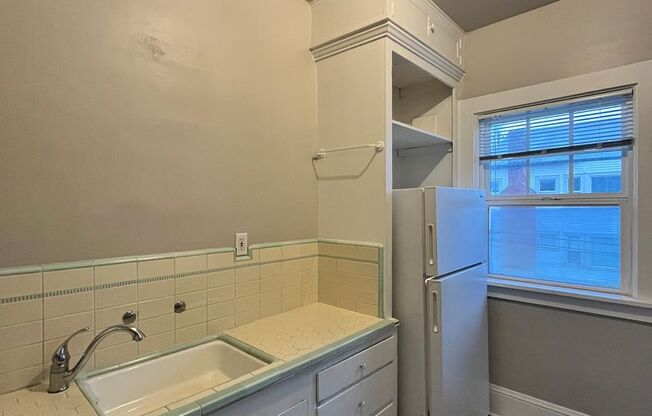 1 bed, 1 bath, $1,595, Unit 09