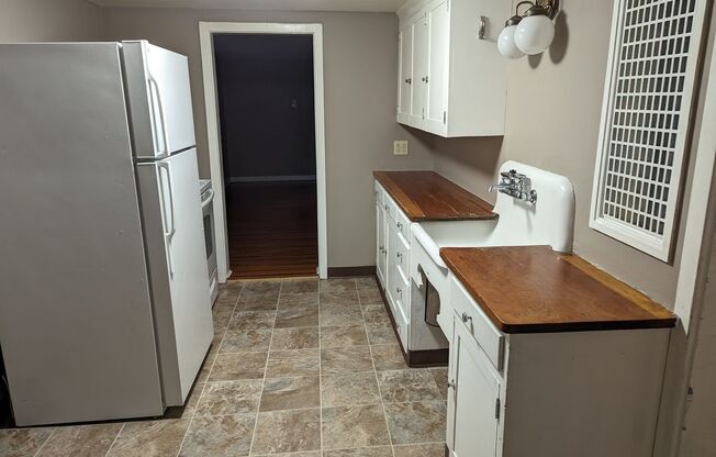 2 beds, 1 bath, 800 sqft, $1,250, Unit TTD