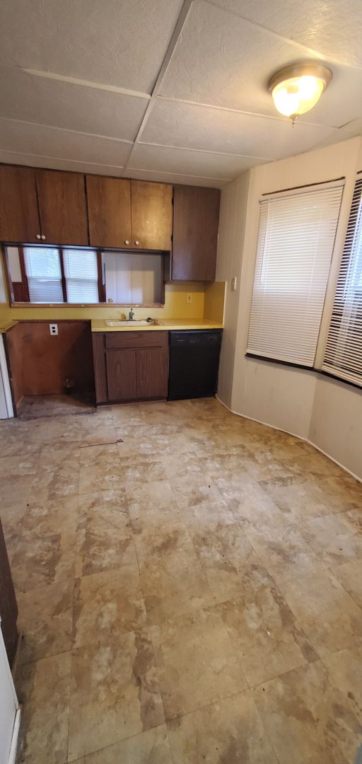 $1,000/month - 2 Bed 1 Bath *1/2 Month Rent Free*