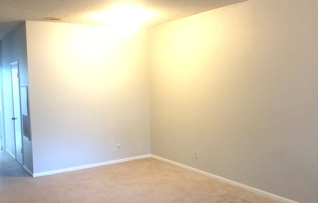 UT PRE-LEASE: 2 bed/2 bath West Campus Condo with cathedral ceilings, washer/dryer, 2 RSVD Pkg, Balcony