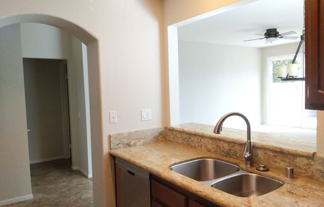 Charming end-unit home in Tamarack Point~ Coventry