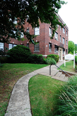 Studio, 1 bath, 636 sqft, $750, Unit B-8