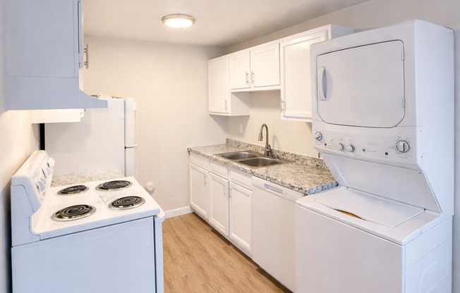 2 beds, 1 bath, 690 sqft, $1,595, Unit 721