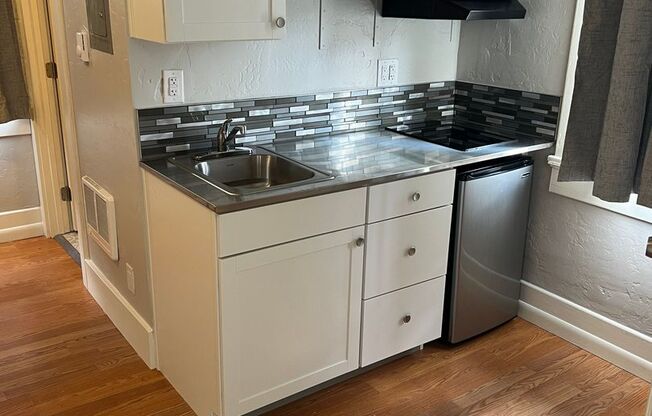 Studio, 1 bath, 200 sqft, $995, Unit 213