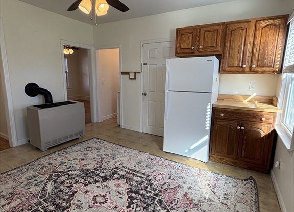 2 beds, 1 bath, 828 sqft, $1,700, Unit A