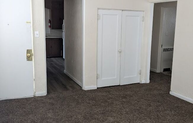 2 beds, 1 bath, 1,000 sqft, $900