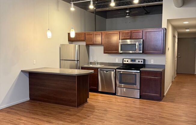 1 bed, 1 bath, 655 sqft, $1,195, Unit 216