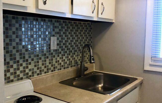 *** Modern & Charming Apartment in East End * Walk to Frick Park * Renovated * Available Now * our Today ***