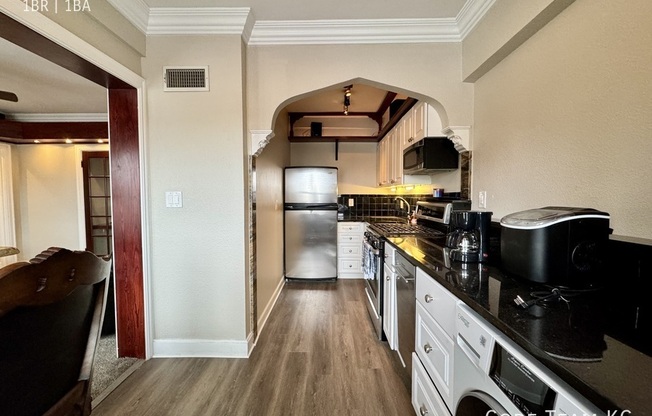 702 W 48th St