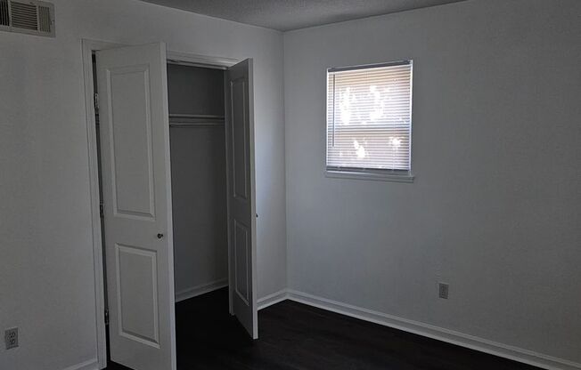 2 beds, 1 bath, $1,050, Unit 702