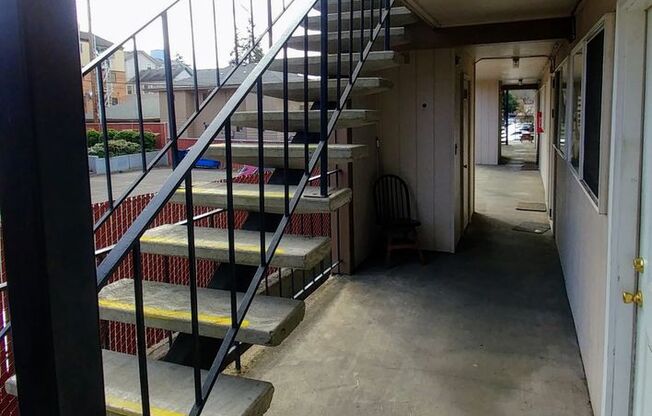 Studio, 1 bath, 300 sqft, $695, Unit 24