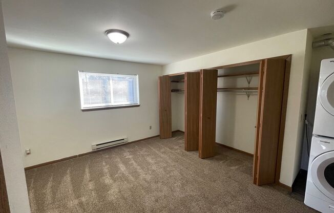 3 beds, 1 bath, 1,040 sqft, $1,695, Unit 3156-208