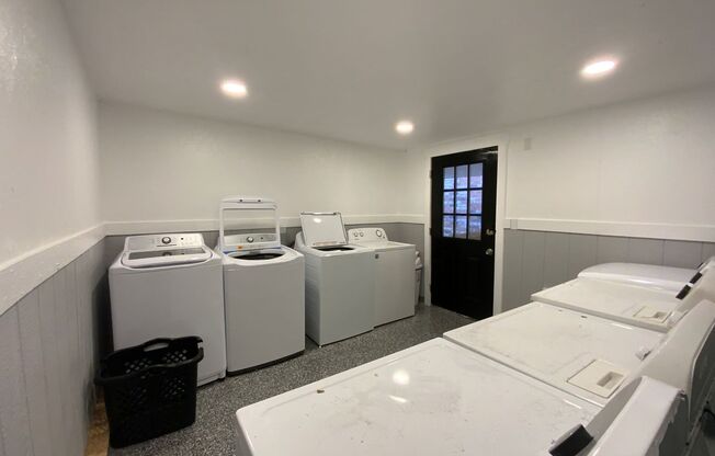 2 beds, 1 bath, 800 sqft, $1,000, Unit 20