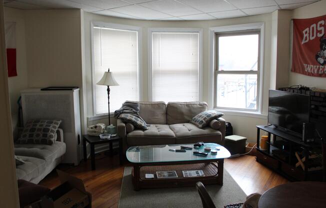 2 beds, 1 bath, $4,200, Unit 32