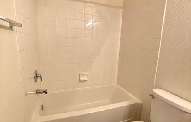 2 beds, 2 baths, $1,350, Unit # 1075