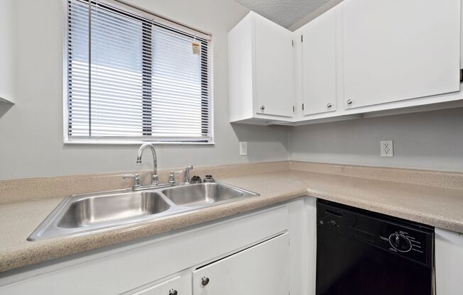 1 bed, 1 bath, 552 sqft, $900, Unit 1828E