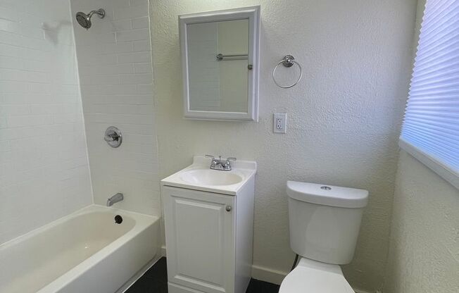2 bedroom/1 Bath Upper Unit