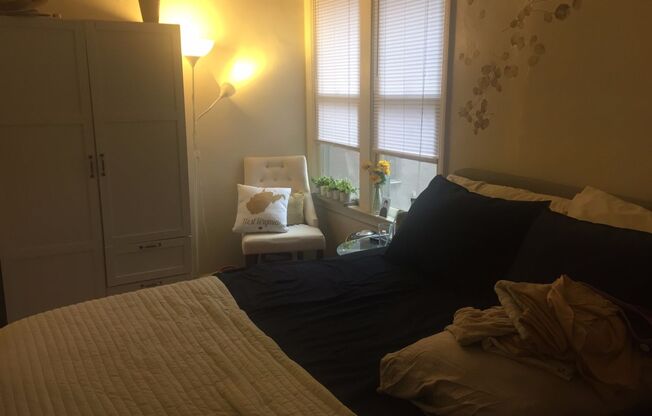 Huge One Bedroom with great light!  Newly remodeled with wood floors, large kitchen, full-size appliances, private vanity room, and new bathroom. Great living in the Miracle Mile.