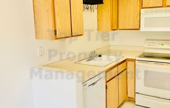 Beautiful 2 Bd/1 Ba, 806 sf upper unit condo located in very desirable La Jolla Colony community