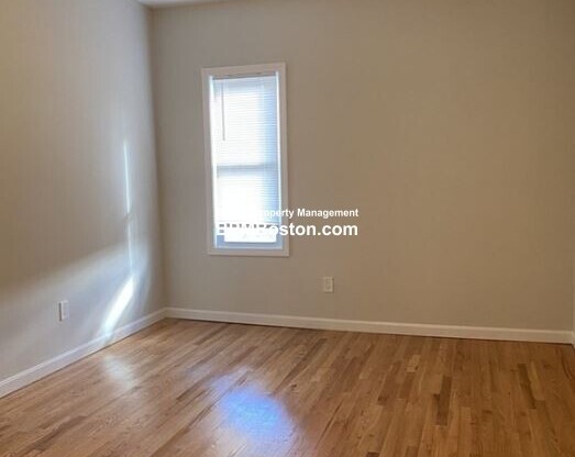 3 beds, 1 bath, 999 sqft, $3,200, Unit 8