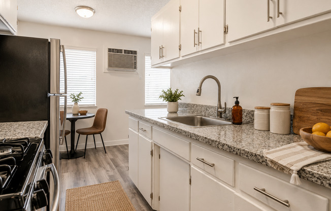 1 bed, 1 bath, 650 sqft, $1,300