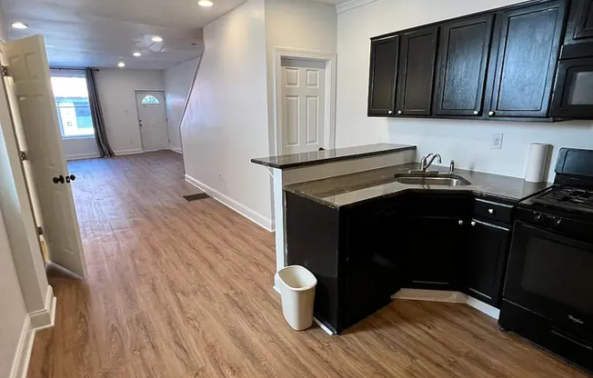 Large 3 Bedroom 1.5 Bath Townhome in Point Breeze! Central Air! W/D! Yard!