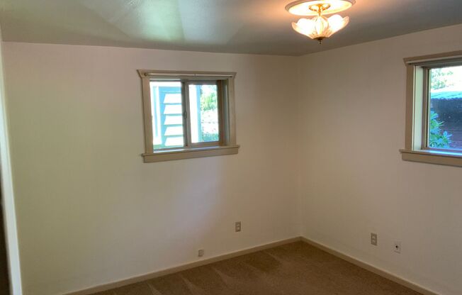 2 beds, 1 bath, $1,395, Unit 196 N Jefferson St.