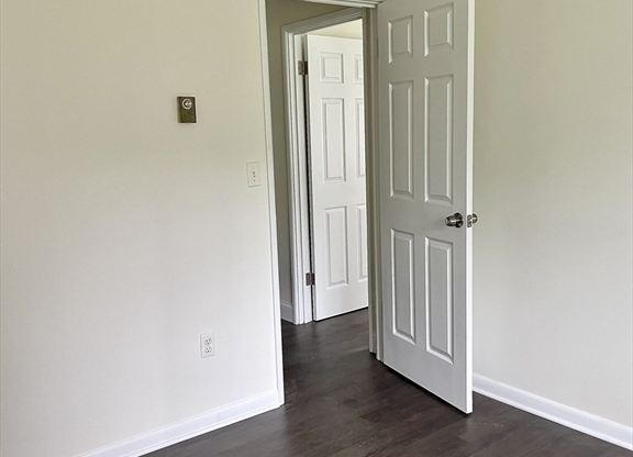 6 UNIVERSAL ST