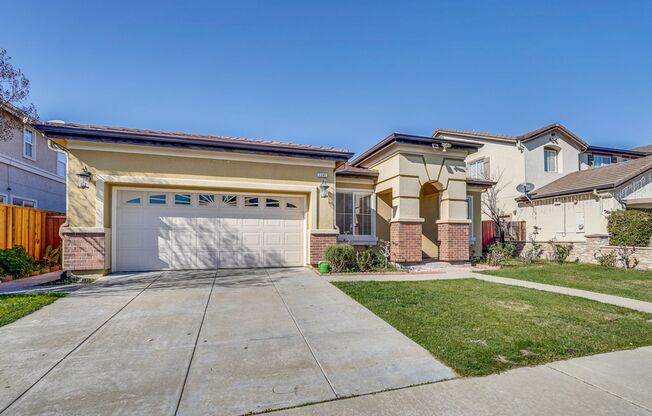 Spacious 3 Bedroom, 2 Bathroom Home with Den/Office Available 7/1/25