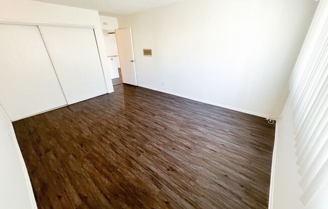 11018 Moorpark Apartments