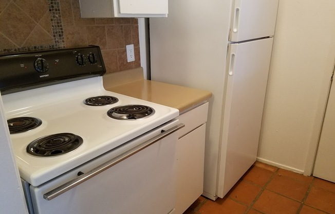 2 beds, 2 baths, 925 sqft, $1,035, Unit *638