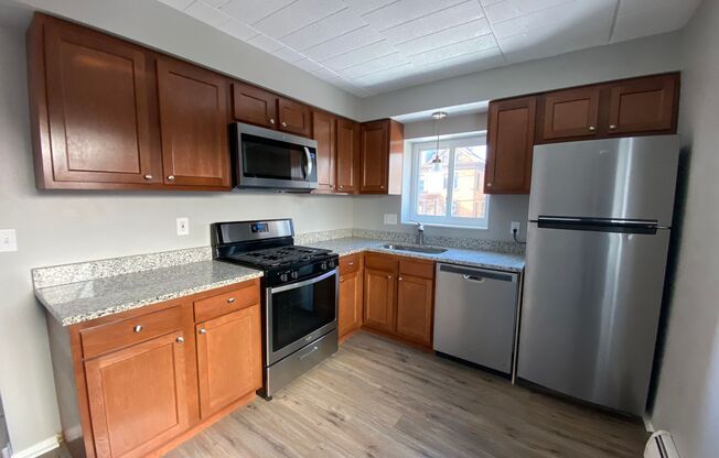 Renovated 2 Bedroom in Bellevue with Private Deck!
