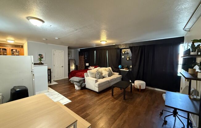 MOVE-IN READY Cozy Studio on South Broadway!!