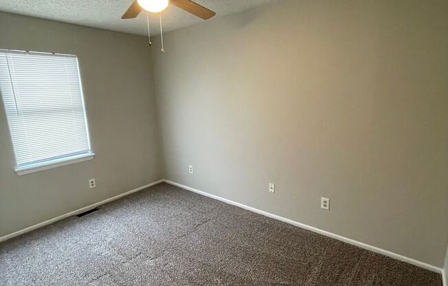 2 beds, 1 bath, 800 sqft, $750, Unit B