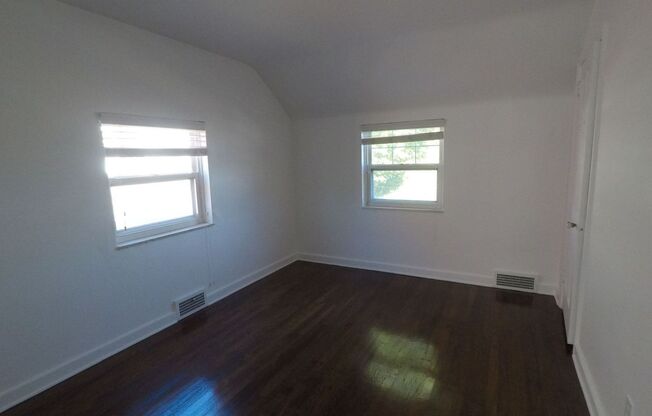 3 Bedroom/ 1 Bathroom House for Rent in Brookline!