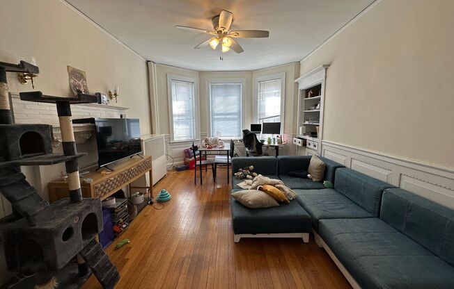 2 beds, 1 bath, 750 sqft, $3,200, Unit 33