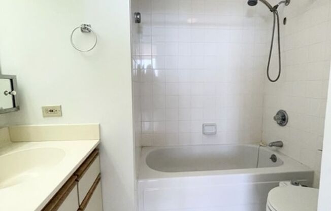 2 beds, 2 baths, $3,000, Unit Royal Capitol Plaza