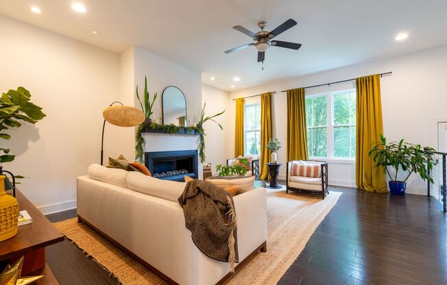 3 bedroom/3.5 bathroom Beauty in the Heart of Edgewood!