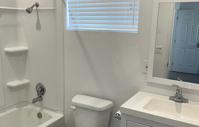 4 Bedroom, 4 Bathroom Home – Ideal for Students & Professionals near Chapman University