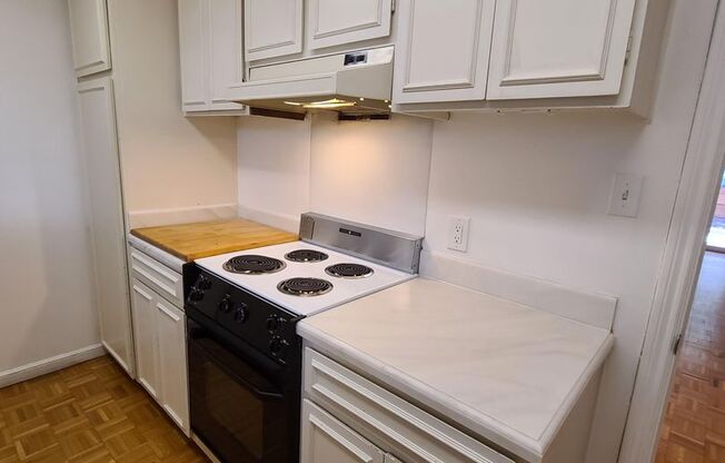 One Bedroom Unit in Sharon Park Neighborhood Available Now!
