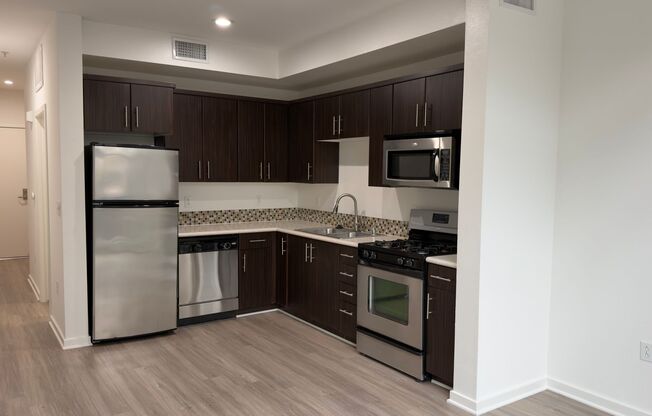 1 bed, 1.5 baths, 889 sqft, $2,710, Unit 461