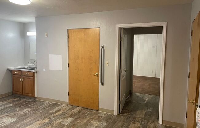 1 bed, 1 bath, 402 sqft, $845, Unit 131