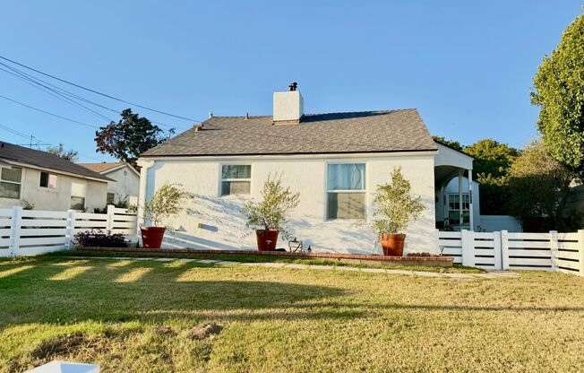 Charming Bright Remodeled 2 bed 1 bath with AC, Private yard!