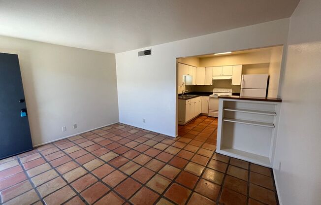 2 beds, 1 bath, 700 sqft, $1,275, Unit 08