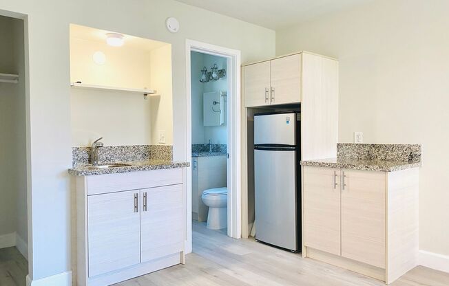 AVAILABLE NOW! STUDIO APARTMENTS IN THE HEART OF LA JOLLA! ONLY $1800/mo
