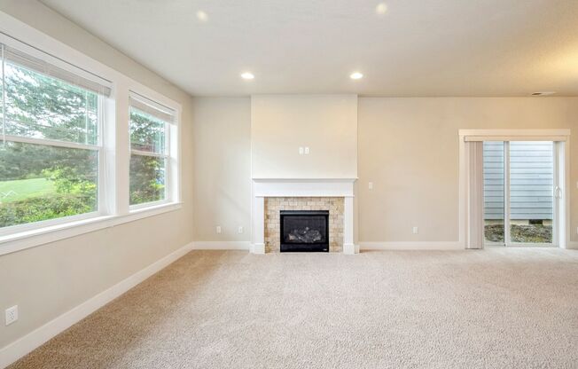 Clean, bright 3-bdrm/2.5-bath home in Bethany—HOA amenities, 2-car garage, fenced yard