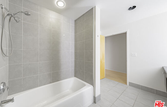 1 bed, 1 bath, 930 sqft, $2,800, Unit 513