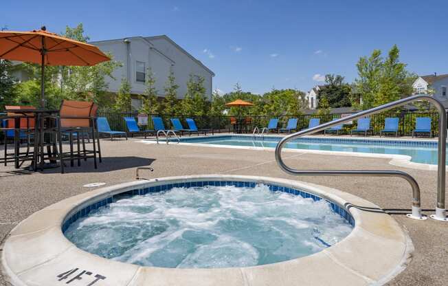 our apartments have a jacuzzi and a pool with chairs and tables