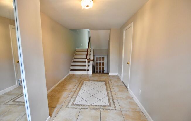 Huge 4 Bedroom, 4 Bathroom Townhouse with Garage!!