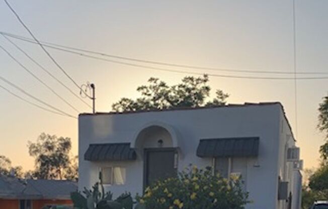Newly Remodeled 2 Bedroom unit located on a Beautiful Hill in Echo Park!!  A must see unit! Parking included, centrally located to shopping and the 110 freeway. Minutes away from Dodger Stadium and more!!!